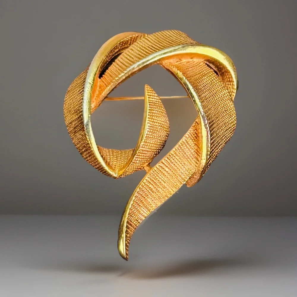 Elegant Vintage Goldtone Textured  Brooch